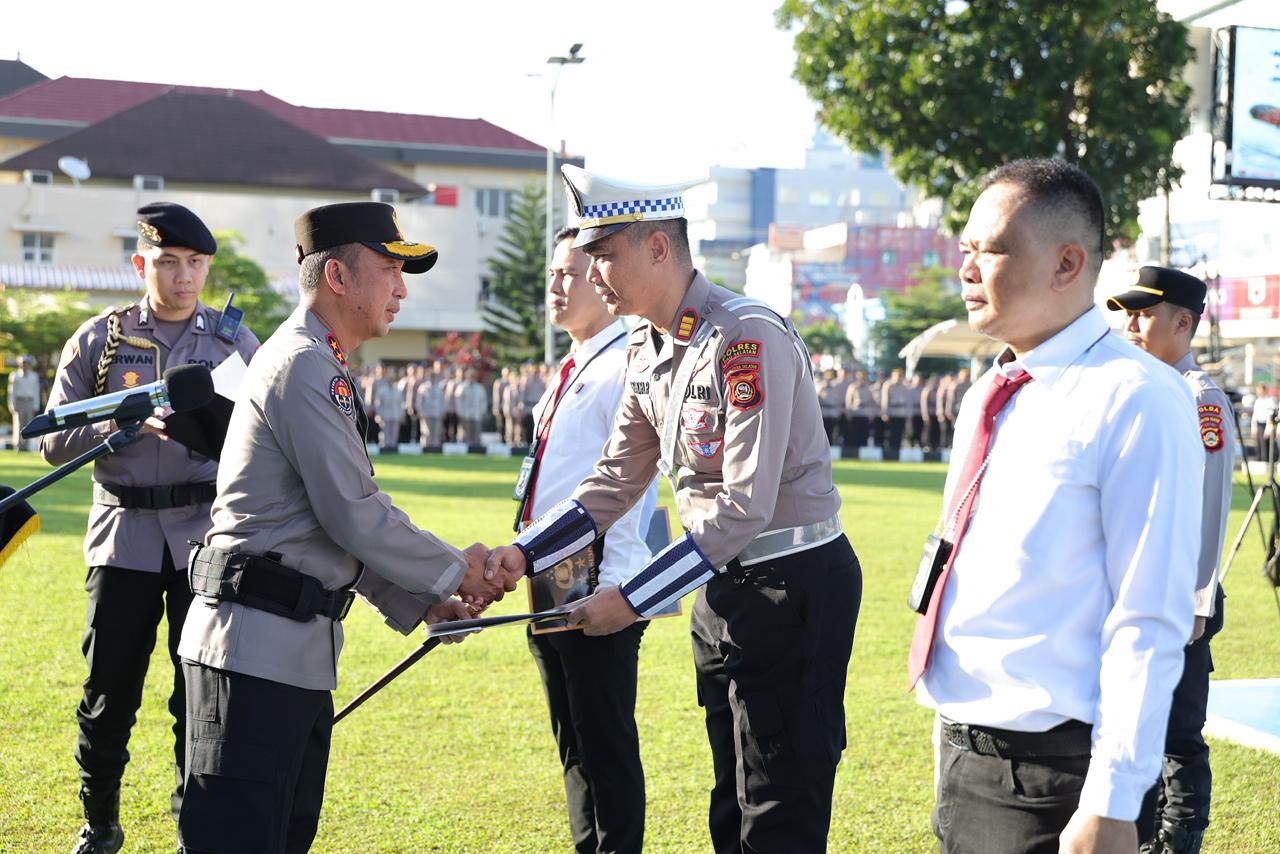 *Kapolda Sumsel Beri Penghargaan Kepada 48 Personel Berprestasi, Dari Ungkap Pupuk Hingga Misi PBB*